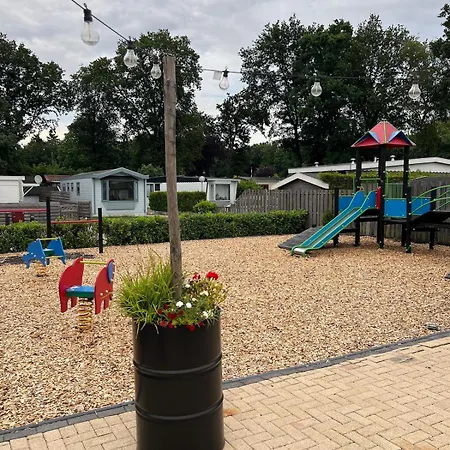 Boshuisjes Veluwe Olijfje Met Omheinde Tuin Alpesi faház *