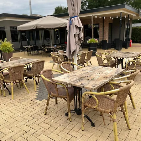 Retro Boshuisje Olijfje Met Omheinde Tuin Voor Natuurliefhebbers Putten